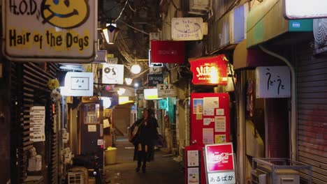 Toma-De-Establecimiento-En-Cámara-Lenta-Del-Callejón-Dorado-Gai-De-Kabukicho