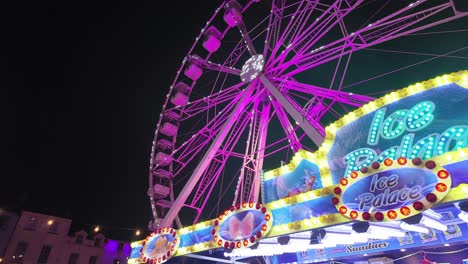 Luces-De-Feria-Y-Festival-De-La-Rueda-Grande-En-Waterford,-Irlanda,-En-Invierno