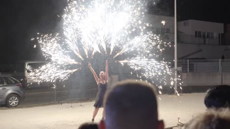 Toma-Manual-De-Un-Artista-Bailando-Con-Múltiples-Fuegos-Artificiales-En-Un-Espectáculo