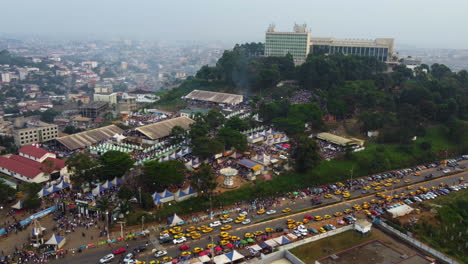 Toma-Aérea-De-Seguimiento-Con-Vistas-Al-Festival-Yafe-Yaundé-En-El-Soleado-Camerún.