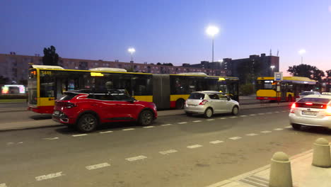 Amanecer-Rosado-Temprano-En-La-Mañana-En-La-Estación-Este-De-Varsovia-En-Polonia,-Automóviles-Y-Autobuses-En-Una-Estación-De-Tren,-Warszawa-Wschodnia,-Toma-De-4k