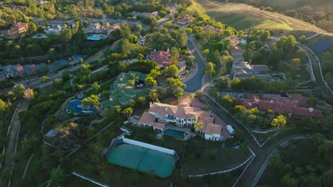 Luftaufnahmen-über-Gehobene-Häuser-In-Der-Luxussiedlung-Hidden-Hills-In-Calabasas,-Kalifornien,-Zur-Goldenen-Stunde