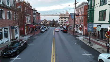 Hauptstraße-Mit-Geschmückter-Weihnachtsstadt-In-Den-USA