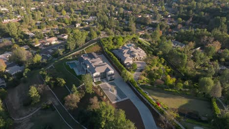 Drohnenschuss-Schwebt-Zur-Goldenen-Stunde-über-Einem-Gehobenen-Herrenhaus-In-Einer-Grünen-Wohnanlage-In-Hidden-Hills,-Calabasas,-Kalifornien