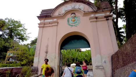 Gente-Entrando-A-Morro-De-Sao-Paulo-Por-La-Puerta-Principal,-En-La-Ciudad-De-Cairu,-Brasil.