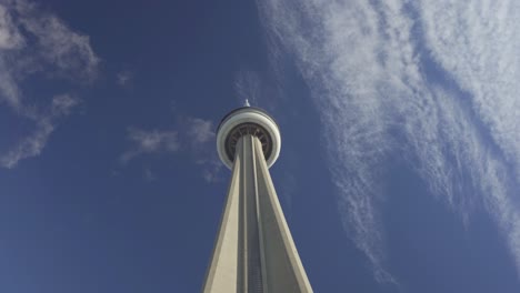 Wolken-über-Dem-CN-Tower,-Moderne-Architektur-In-Der-Innenstadt-Von-Toronto