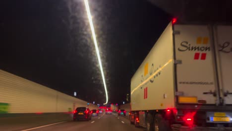 POV-A-Través-De-La-Ventanilla-Del-Coche-Del-Túnel-Oscuro-En-El-Crepúsculo-En-La-Autopista-A10-Amsterdam