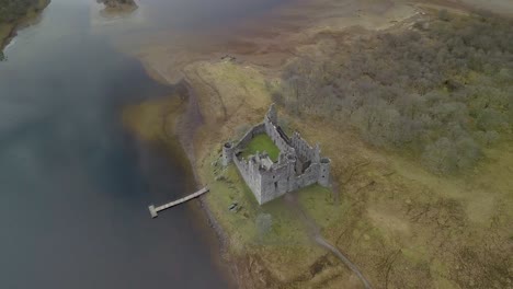 Vista-Aérea-Desde-Arriba-Del-Famoso-Castillo-De-Kilchurn-En-El-Lago-Loch-Awe-En-Escocia