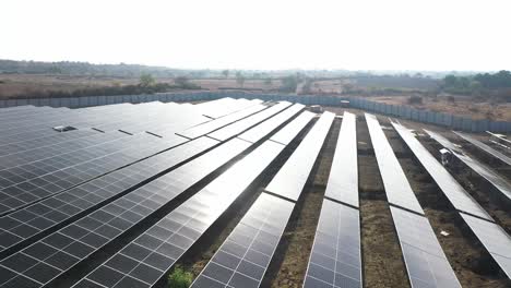 Vista-Aérea-De-Drones-Cayendo-Sobre-El-Panel-Solar-Y-El-Panel-Solar-Brillando