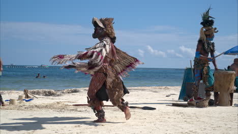 Cámara-Lenta-De-Un-Guerrero-águila-Maya-De-Una-Compañía-De-Danza-Que-Actúa-En-La-Riviera-Maya-Y-Las-Playas-De-Cancún-Para-Los-Turistas