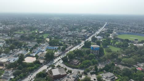 Aleje-El-Disparo-De-Un-Dron-De-La-Ciudad-De-Gujranwala-Durante-Un-Día-Soleado-En-Punjab,-Pakistán,-Con-Un-Hermoso-Paisaje-Urbano-Al-Fondo