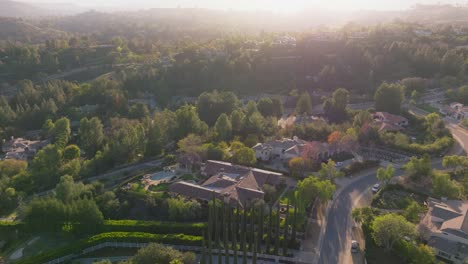 Imágenes-De-Drones-De-Calles-Bañadas-Por-El-Sol-En-Colinas-Escondidas,-Calabasas,-Barrio-De-Lujo-En-California-Al-Atardecer