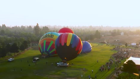 Globos-Aerostáticos-Inflados-Al-Atardecer-Durante-El-Evento-De-Globos-Sobre-Curva-En-Bend,-Oregon