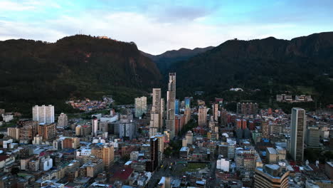 Vista-Aérea-Orbitando-El-Bd-Bacatá,-Atardecer-En-Bogotá,-Colombia