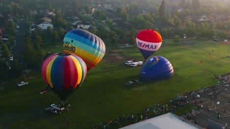 Globos-Aerostáticos-Inflados-En-El-Evento-De-Globos-Sobre-Curva-En-Bend,-Oregon