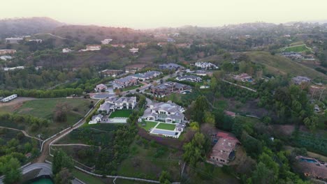 Volando-Con-Estilo,-Drone-Sobre-Casas-De-Lujo-En-Colinas-Escondidas,-Calabasas-California-En-Un-Día-Soleado