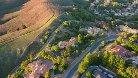 Imágenes-Aéreas-Sobre-Colinas-Escondidas-De-Una-Comunidad-De-Lujo,-En-Calabasas,-California,-En-Un-Día-Soleado