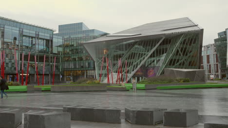 Gente-Caminando-Fuera-Del-Teatro-Bord-Gais-Energy-En-Dublín,-Irlanda