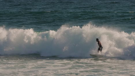 Surfistas-Disfrutando-De-Las-Olas-En-Un-Día-Soleado,-Burleigh-Heads,-Gold-Coast,-Australia