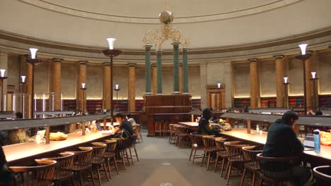 Gente-Leyendo-Dentro-De-La-Sala-De-Lectura-Wolfson-En-La-Biblioteca-Central-De-Manchester-En-Inglaterra,-Reino-Unido.