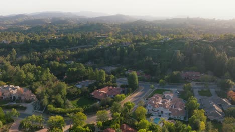 Flug-über-Versteckte-Hügel,-Calabasas-Bei-Sonnenuntergang,-Drohnenaufnahmen-Eines-Exklusiven-Luxusviertels-Mit-Bergen-Am-Horizont