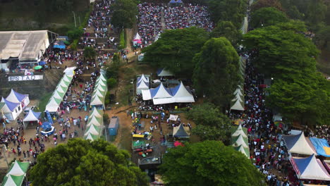 Drohne-Steigt-über-Menschen-Und-Zelten-Beim-Yafe-Yaounde-Festival-Im-Sonnigen-Kamerun-Auf