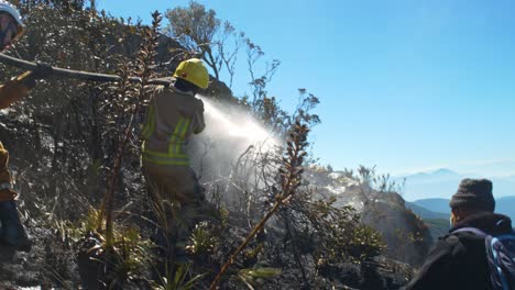 Feuerwehrleute-Und-Guardia-Civil-Bekämpfen-Einen-Waldbrand-In-Berlin-Santander-Mit-Einem-Wasserschlauch