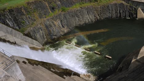 Goldküste,-Queensland,-Australien---21.01.2024:-Blick-Von-Oben-Auf-Den-Überlauf-Des-Hinze-Staudamms-Aufgrund-übermäßiger-Regenfälle-Im-Hinterland