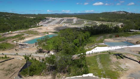 Luftaufnahme-Des-Oberen-Teils-Der-Wohnsiedlung-Skyridge-An-Einem-Sonnigen-Tag,-Worongary,-Gold-Coast