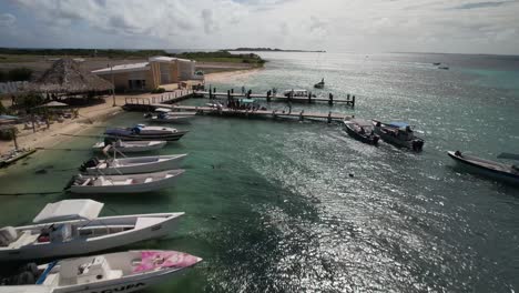 Los-Roques-archipelago-in-Venezuela-with-docked-boats-and-clear-waters,-aerial-view