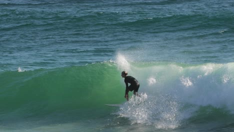 Surfer-Genießen-Die-Wellen-An-Einem-Sonnigen-Tag,-Burleigh-Heads,-Gold-Coast,-Australien