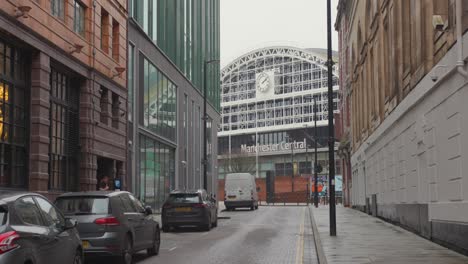 Vea-Una-Calle-Que-Conduce-A-La-Estación-Central-De-Manchester-En-Un-Día-Nublado