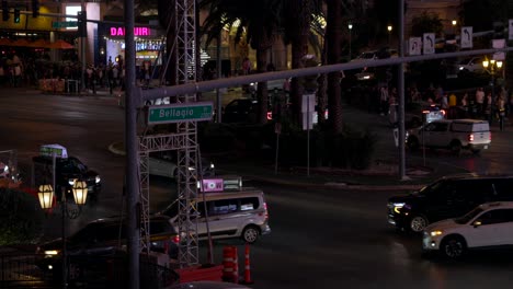 Vista-De-Alto-ángulo-En-Cámara-Lenta-Del-Tráfico-En-Una-Intersección-Muy-Transitada-En-Las-Vegas-Por-La-Noche