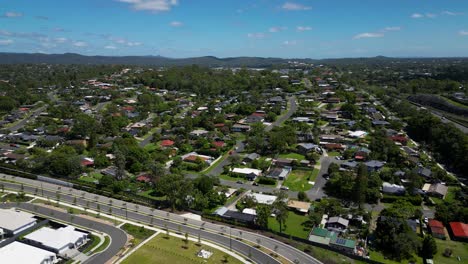 Vista-Aérea-Inversa-De-Worongary-Y-El-Desarrollo-Residencial-Skyridge-En-Un-Día-Soleado,-Worongary,-Gold-Coast