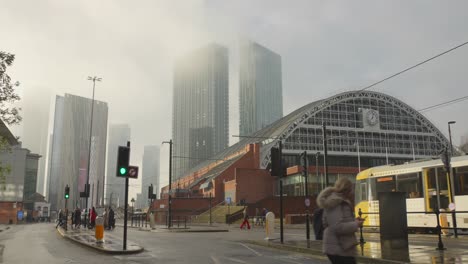 Manchester-Central-Station-and-the-busy-traffic-surrounding-it-on-a-cloudy,-rainy-day