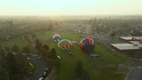 Amplia-Toma-De-Drones-De-Globos-Aerostáticos-Inflándose-En-El-Evento-De-Globos-Sobre-Curva-En-Bend,-Oregon