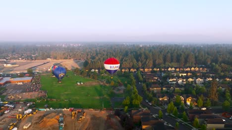 Globo-Aerostático-Remax-Ganando-Altitud-En-El-Evento-De-Globos-Sobre-Curva-En-Bend,-Oregon