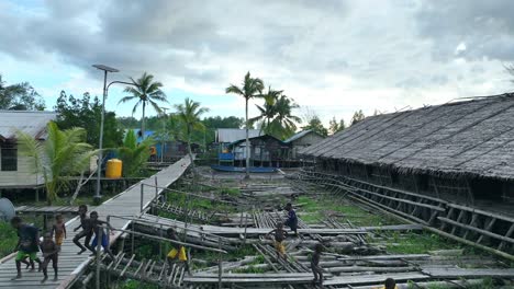 Casas-De-Madera-De-Aldea-Pobre-Ubicación-En-El-Paisaje-De-La-Zona-Tropical,-Niños-Corriendo