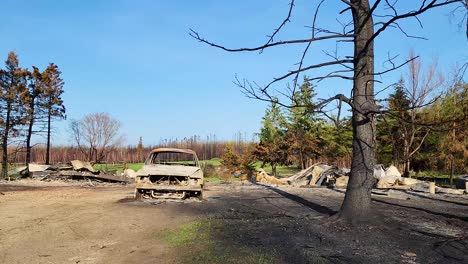 Verlassene-Ländliche-Landschaft-Nach-Einem-Waldbrand,-Verbrannte-Autos,-Bäume-In-Alberta,-Kanada