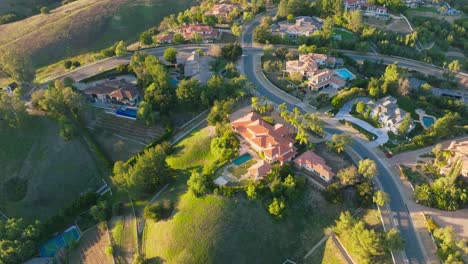 Luxuriöses-Wohnen-–-Wunderschöne-Wohnanlage-Mit-Versteckten-Hügeln,-Calabasas,-Vom-Himmel-Aus-Gesehen-Bei-Sonnenuntergang-In-Kalifornien