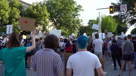 Grupo-Diverso-De-Manifestantes-Con-Carteles-En-Las-Calles-En-Una-Manifestación-De-Black-Lives-Matter