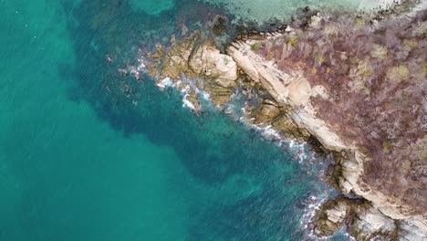 Costa-Rocosa-De-La-Península-Con-Aguas-Turquesas-Del-Pacífico-En-Huatulco---Estado-De-Oaxaca,-México