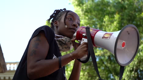 Eine-Junge-Afroamerikanische-Frau-Hält-Eine-Leidenschaftliche-Rede-Bei-Einer-Protestkundgebung-Gegen-Black-Lives-Matter