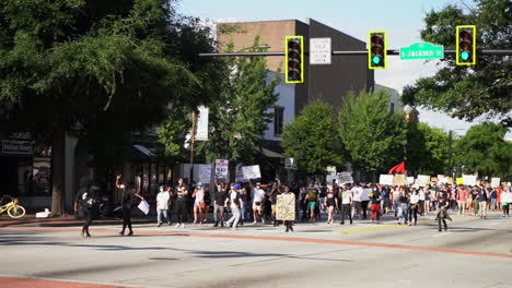 „Black-Lives-Matter“-Demonstranten-Marschieren-Mit-Schildern-In-Einer-Friedlichen-Kundgebung-Durch-Die-Straßen-Der-Stadt