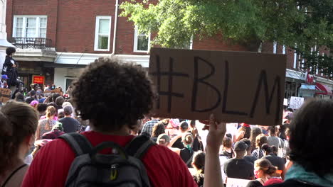 Activista-En-La-Protesta-Black-Lives-Matter-Sosteniendo-Un-Cartel-De-Cartón-#blm-En-Las-Calles-De-La-Ciudad.