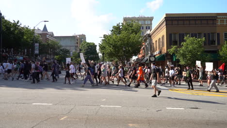 Las-Vidas-Negras-Importan-Los-Manifestantes-Marchan-Pacíficamente-En-Las-Calles-De-La-Ciudad.