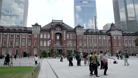 Escena-En-Cámara-Lenta-De-Personas-En-La-Plaza-Marunouchi---Estación-De-Tokio,-Japón