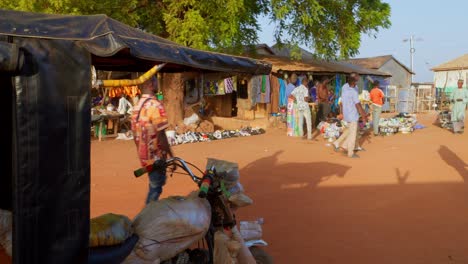 Entstanden-Aus-Menschen,-Die-Sich-Auf-Den-Weg-Zum-Lokalen-Markt-In-Einem-Abgelegenen-Ländlichen-Dorf-Machen