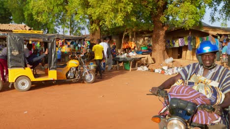 Gente-Negra-Africana-Caminando-Y-Conduciendo-Hacia-El-Mercado-Local