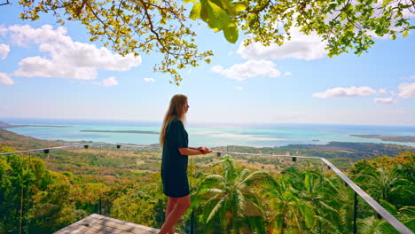 Rückaufnahme-Einer-Blondine-In-Zeitlupe,-Die-Den-Panoramablick-Auf-Die-Insel-Mauritius-Genießt